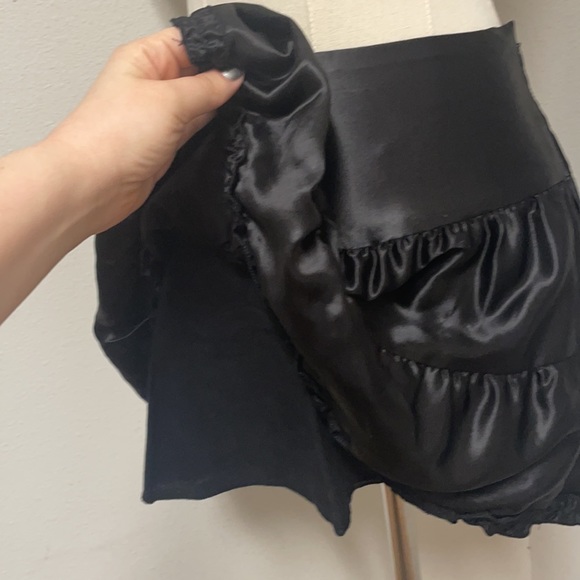 GUESS NWT SIZE M BLACK SATIN RUFFLE MINI SKIRT - Picture 3 of 11